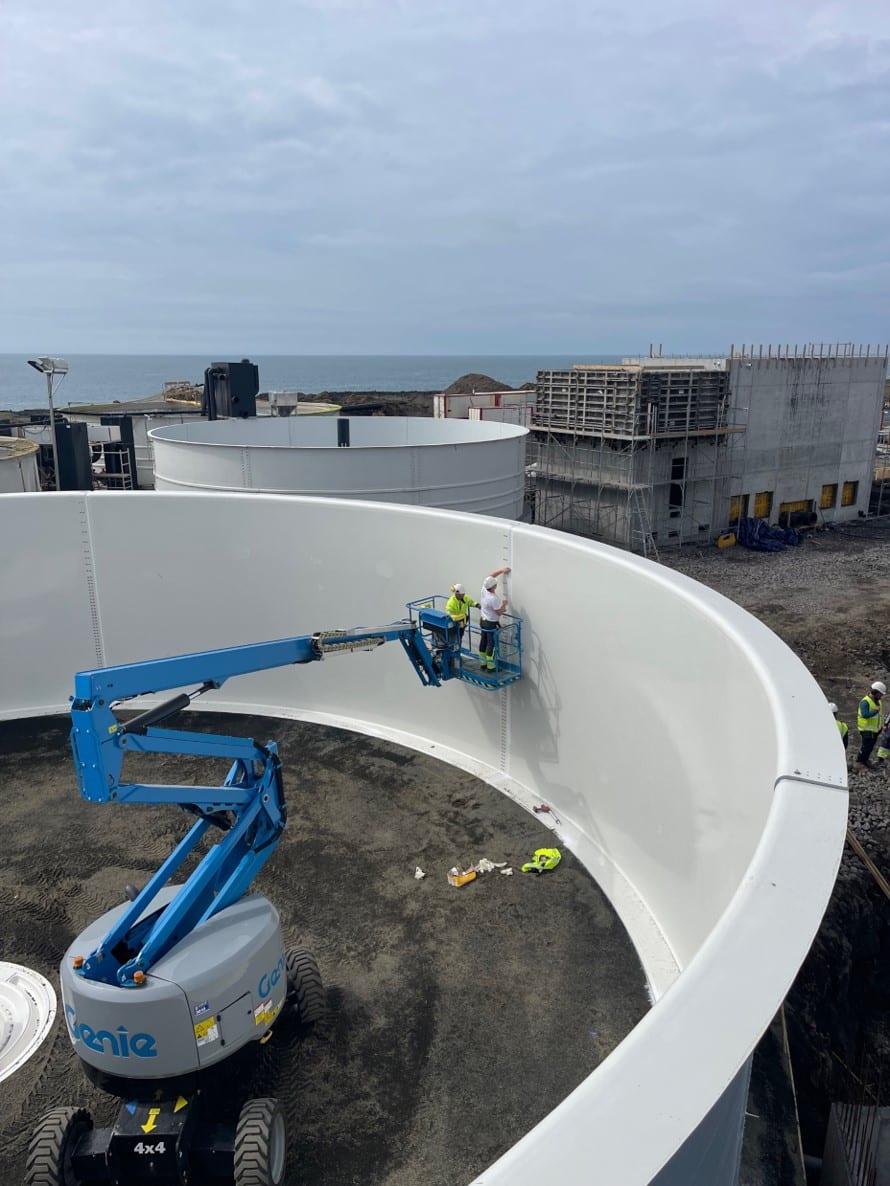 Efficient assembly of the wall elements for the 20-meter tanks at the First Water facility in Iceland.