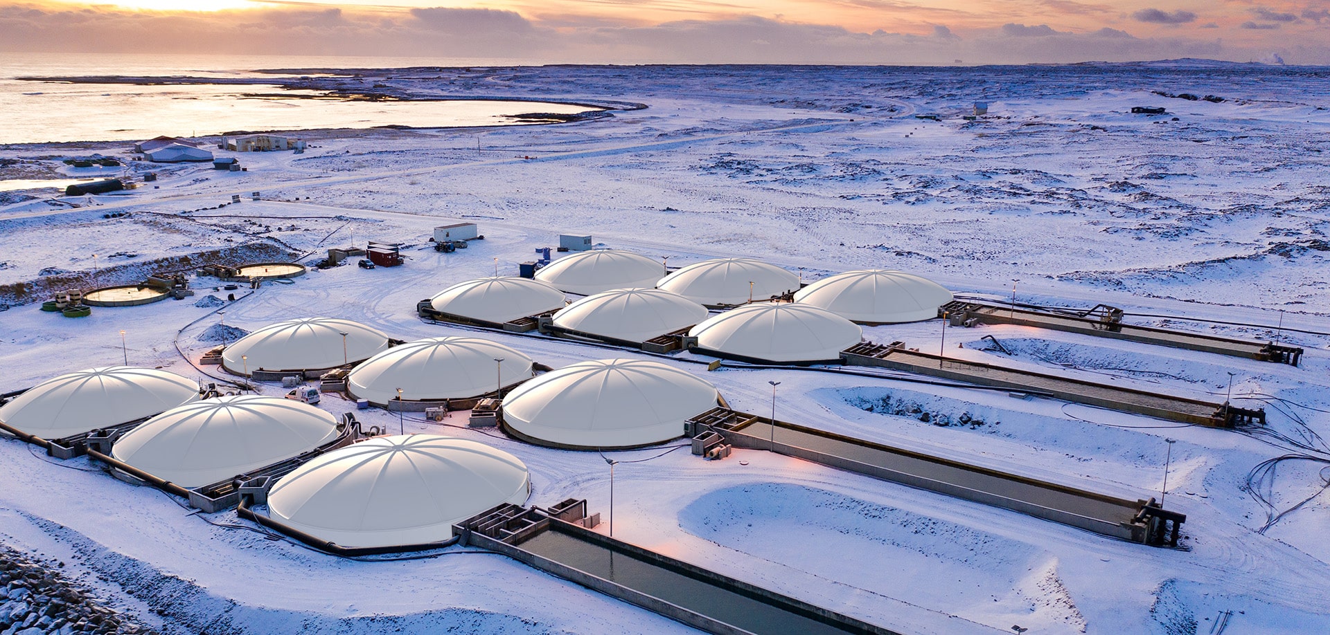 Roof structure for fish farming tanks